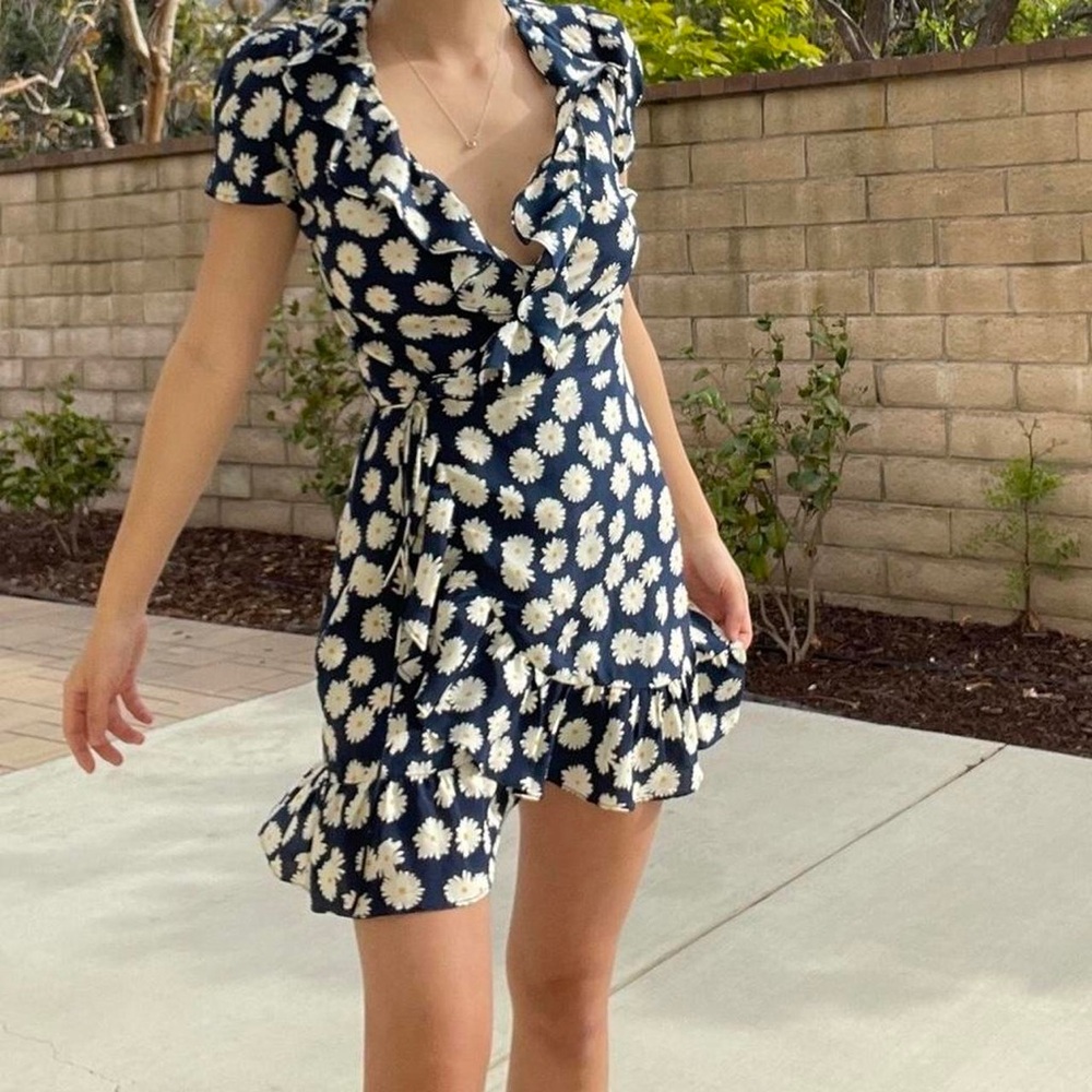 ✨ Relisation Par Valentina Short Sleeve Wrap Dress ✨ - Picture 3 of 6